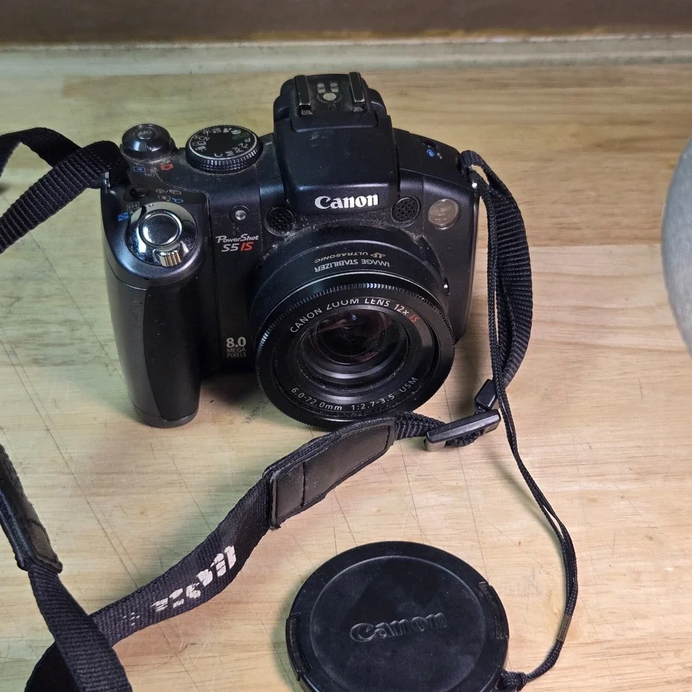 CANON POWERSHOT S5 IS BLACK 12X OPTICAL ZOOM DIGITAL CAMERA FOR PARTS Powers on